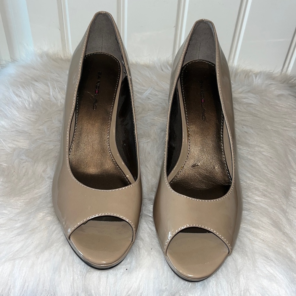 Bandolino peep toe tan taupe neutral faux patent leather heel pump size 8.5 - Picture 3 of 11